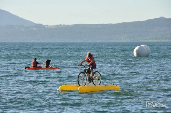 Bicicleta aquática no lago Villarrica, em Pucón, no sul do Chile